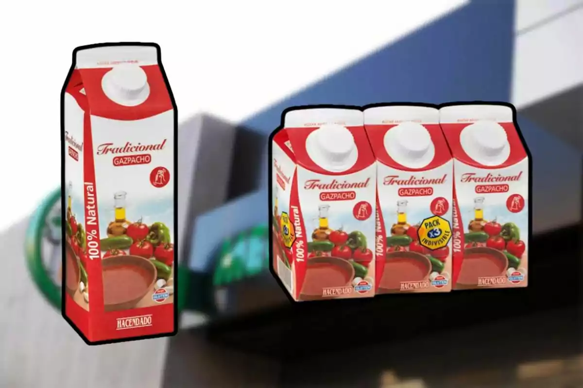 Envàs de gaspatxo tradicional Hacendado en presentació individual i en pack de tres unitats sobre un fons desenfocat Envàs de gaspatxo tradicional Hacendado en presentació individual i en pack de tres unitats sobre un fons desenfocat