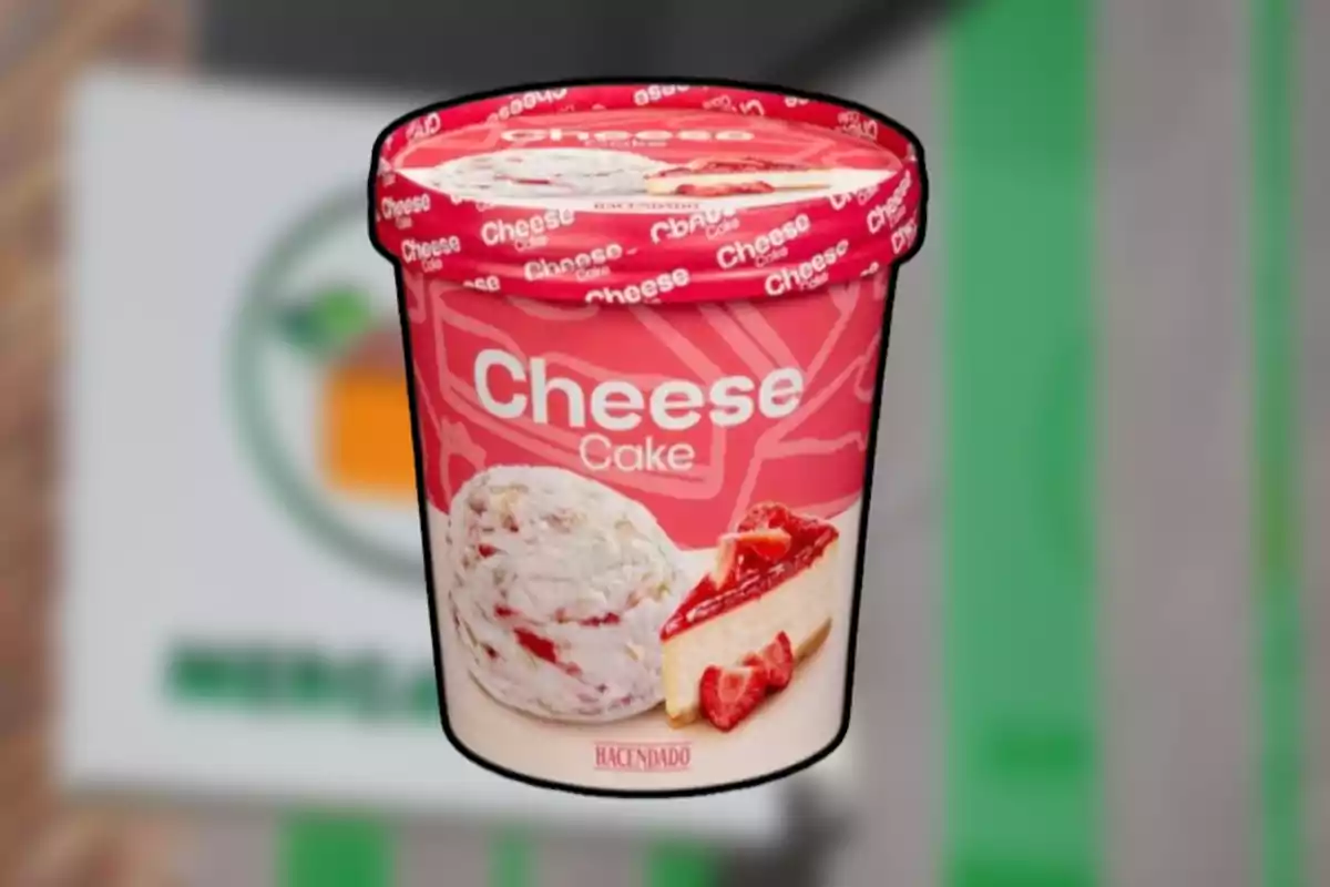 Envàs de gelat de gust pastís de formatge amb trossos de maduixa de la marca Hacendado sobre un fons desenfocat Envàs de gelat de gust pastís de formatge amb trossos de maduixa de la marca Hacendado sobre un fons desenfocat