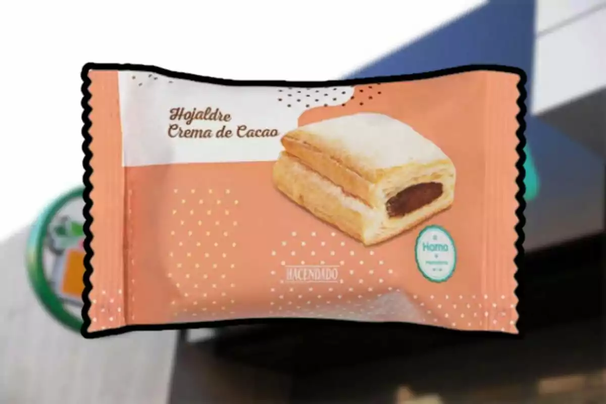Paquet de pasta de full farcit de crema de cacau de la marca Hacendado sobre un fons desenfocat Paquet de pasta de full farcit de crema de cacau de la marca Hacendado sobre un fons desenfocat