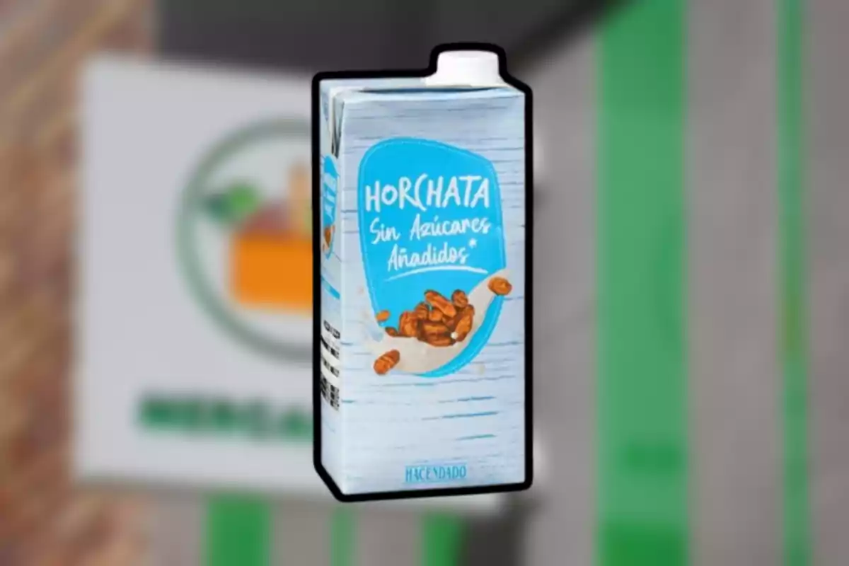 Envàs d’orxata sense sucres afegits de la marca Hacendado sobre un fons desenfocat de supermercat. Envàs d’orxata sense sucres afegits de la marca Hacendado sobre un fons desenfocat de supermercat.