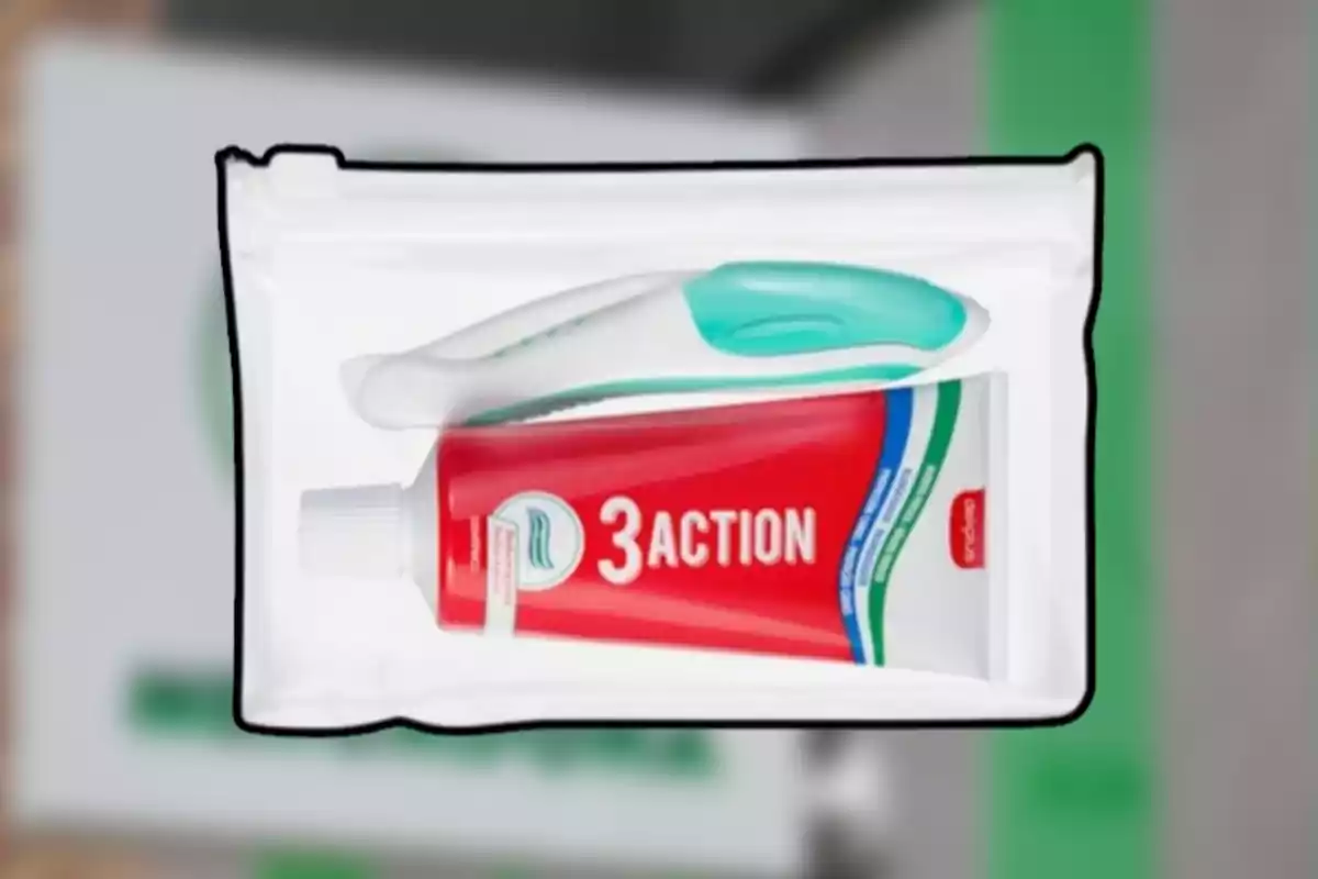 Estoig transparent amb un raspall de dents i un tub de pasta de dents vermella amb la llegenda 3 Action Estoig transparent amb un raspall de dents i un tub de pasta de dents vermella amb la llegenda 3 Action