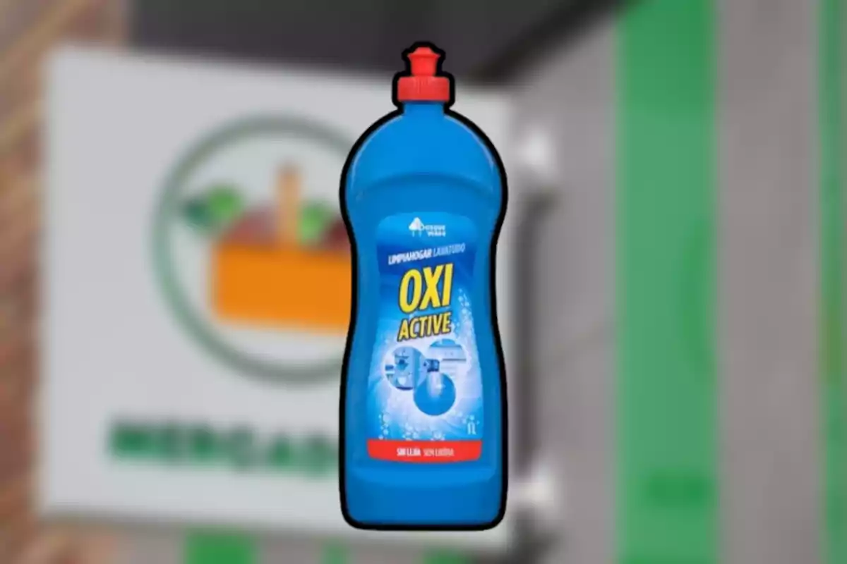 Ampolla blava de netejador líquid Oxi Active amb tap vermell sobre un fons desenfocat Ampolla blava de netejador líquid Oxi Active amb tap vermell sobre un fons desenfocat