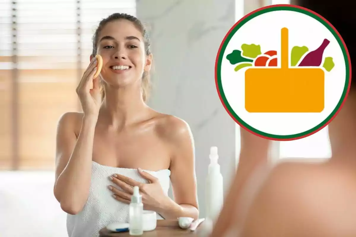 Dona jove somrient aplicant-se un producte facial davant d’un mirall amb una tovallola blanca i una icona de cistell d’aliments a la cantonada superior dreta Dona jove somrient aplicant-se un producte facial davant d’un mirall amb una tovallola blanca i una icona de cistell d’aliments a la cantonada superior dreta