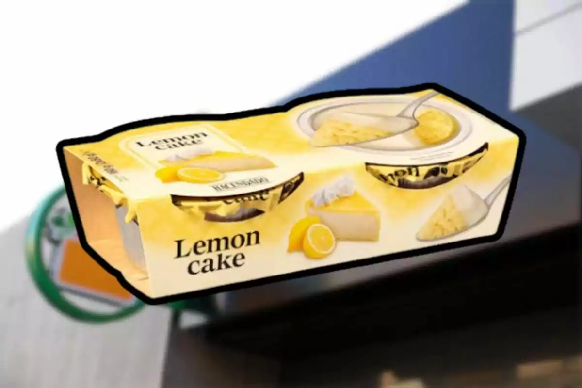 Envase de postre sabor pastel de limón con imágenes de pastel y rodajas de limón en el empaque