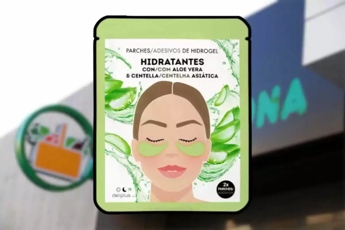 Envase de parches hidratantes de hidrogel con aloe vera y centella asiática de la marca Deliplus con ilustración de un rostro femenino usando los parches y fondo con hojas de aloe