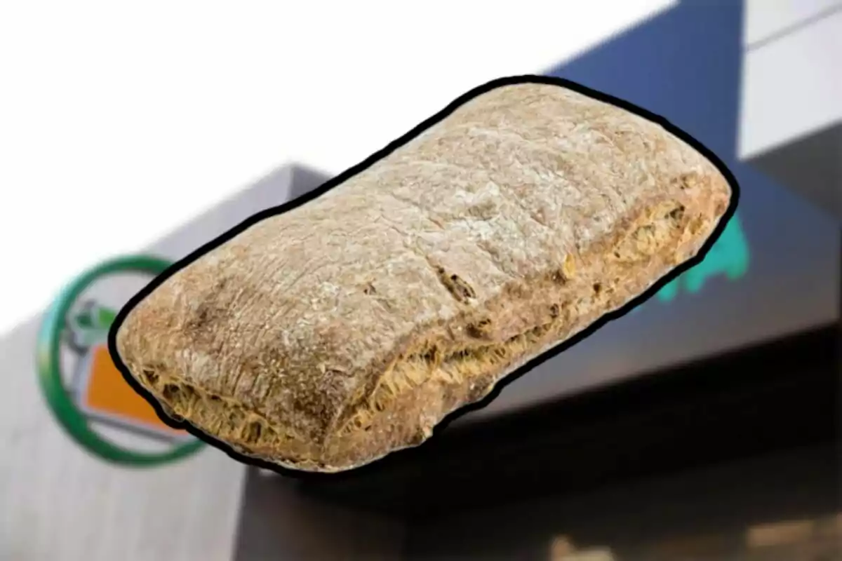 Pa de ciabatta flotant davant la façana d’una botiga Pa de ciabatta flotant davant la façana d’una botiga