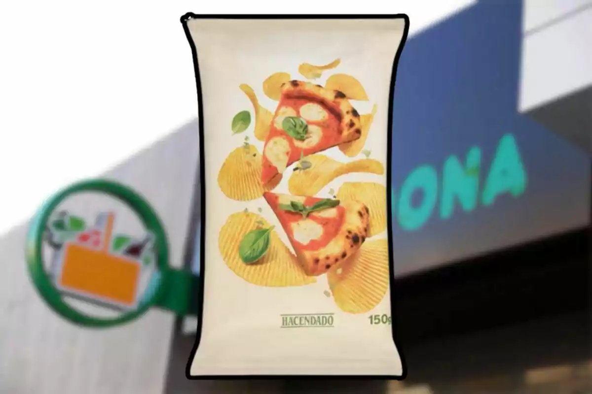 Bossa de patates fregides sabor pizza de la marca Hacendado davant d’una botiga Mercadona desenfocada