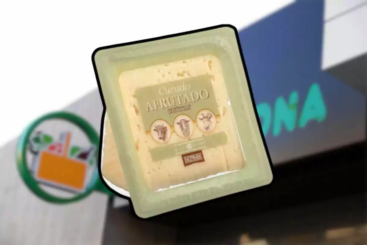 Formatge curat afruitat envasat de la marca Hacendado davant d’una botiga Mercadona desenfocada Formatge curat afruitat envasat de la marca Hacendado davant d’una botiga Mercadona desenfocada