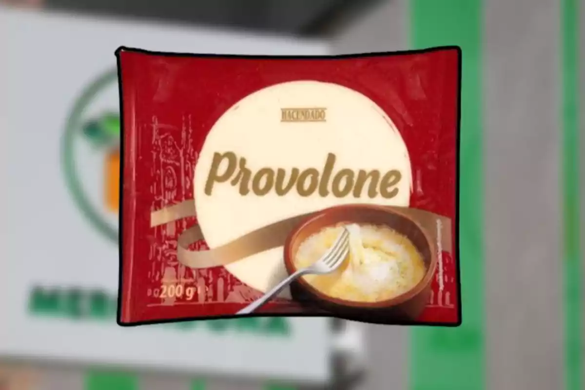 Formatge provolone envasat de la marca Hacendado sobre un fons desenfocat de supermercat. Formatge provolone envasat de la marca Hacendado sobre un fons desenfocat de supermercat.
