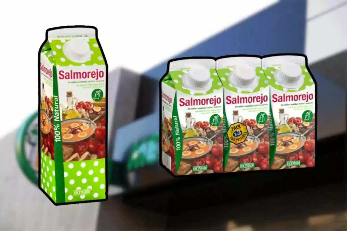 Envasos de salmorejo Hacendado 100% natural amb disseny de punts verds i tapa blanca, un d’individual i un pack de tres, sobre un fons desenfocat Envasos de salmorejo Hacendado 100% natural amb disseny de punts verds i tapa blanca, un d’individual i un pack de tres, sobre un fons desenfocat