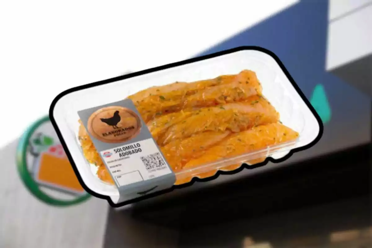 Safata de llom adobat de pollastre envasat amb etiqueta sobre un fons desenfocat de supermercat Safata de llom adobat de pollastre envasat amb etiqueta sobre un fons desenfocat de supermercat