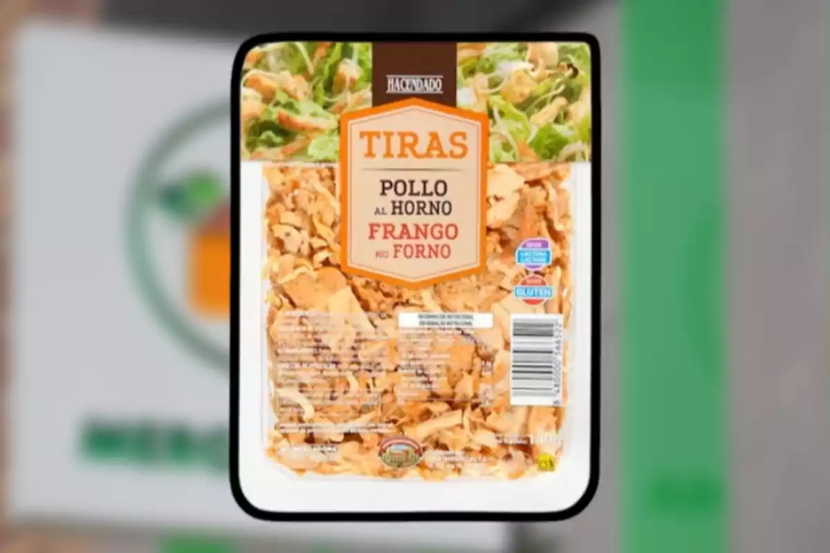 Envàs de tires de pollastre al forn de la marca Hacendado sobre un fons desenfocat Envàs de tires de pollastre al forn de la marca Hacendado sobre un fons desenfocat