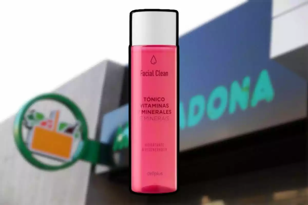 Ampolla de tònic facial Deliplus de color rosa davant d’una botiga Mercadona desenfocada Ampolla de tònic facial Deliplus de color rosa davant d’una botiga Mercadona desenfocada
