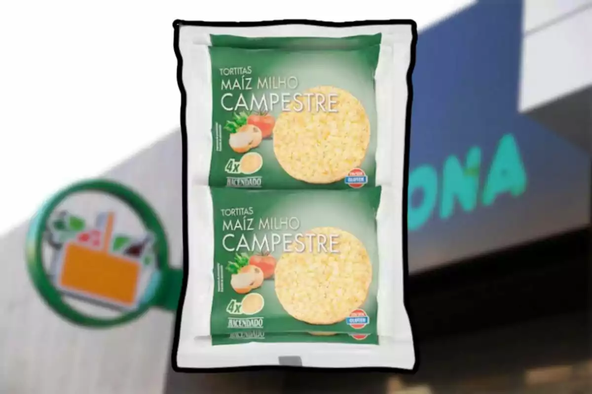 Paquet de coquetes de blat de moro camperol de la marca Hacendado davant d’una botiga Mercadona desenfocada Paquet de coquetes de blat de moro camperol de la marca Hacendado davant d’una botiga Mercadona desenfocada