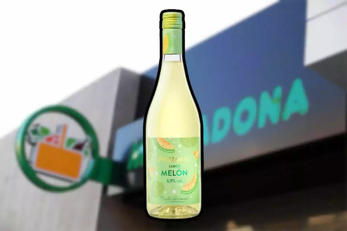 Ampolla de vi frizzante sabor a meló davant d’una botiga Mercadona desenfocada Ampolla de vi frizzante sabor a meló davant d’una botiga Mercadona desenfocada