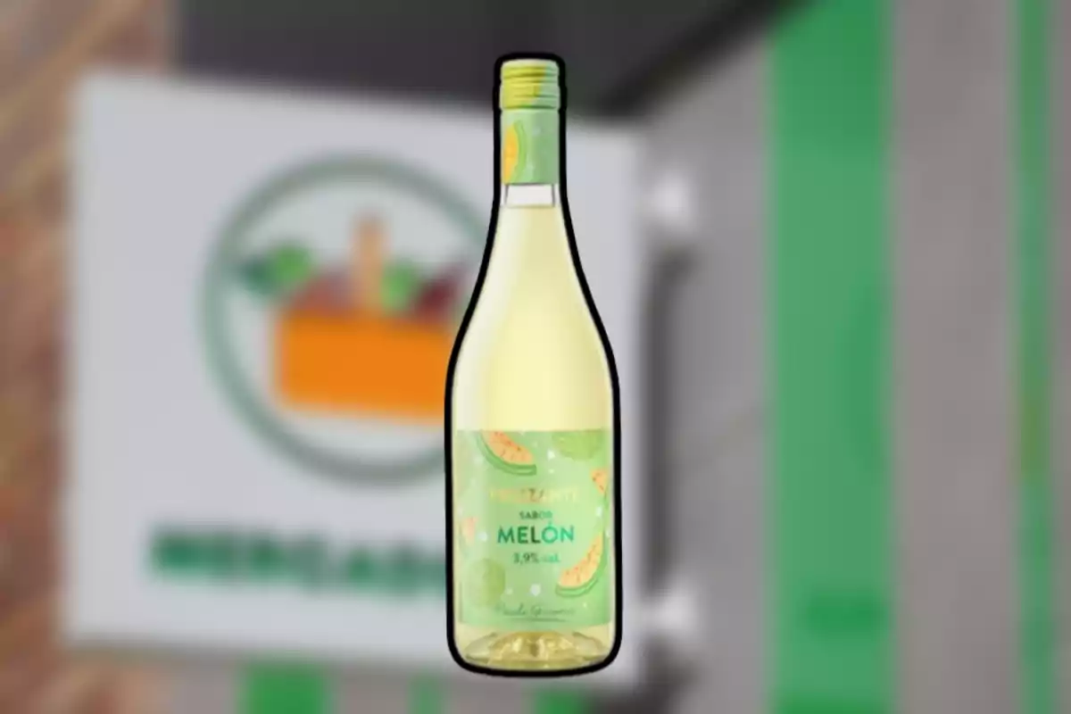 Ampolla de vi frizzante sabor a meló amb etiqueta verda i fons desenfocat d’una botiga Ampolla de vi frizzante sabor a meló amb etiqueta verda i fons desenfocat d’una botiga