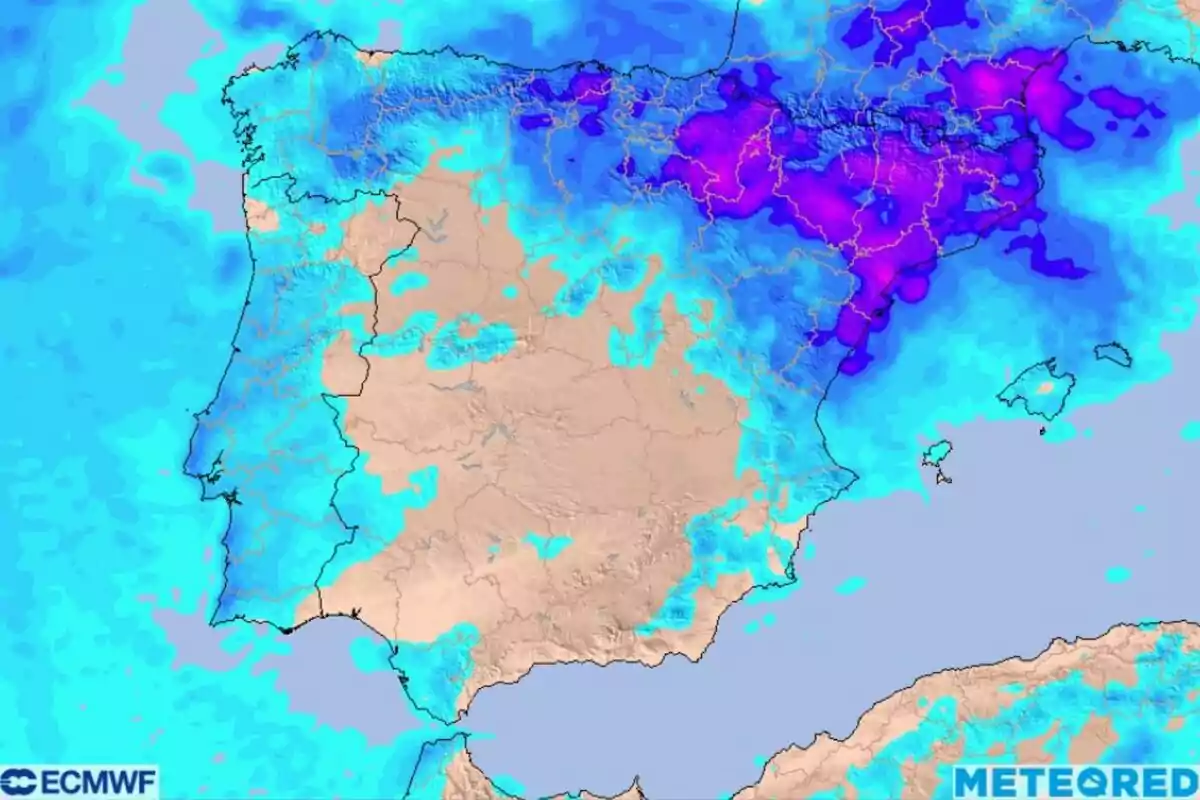 Mapa meteorològic de la península Ibèrica amb diferents tonalitats de blau i morat que indiquen precipitacions o acumulació de neu al nord i nord-est Mapa meteorològic de la península Ibèrica amb diferents tonalitats de blau i morat que indiquen precipitacions o acumulació de neu al nord i nord-est