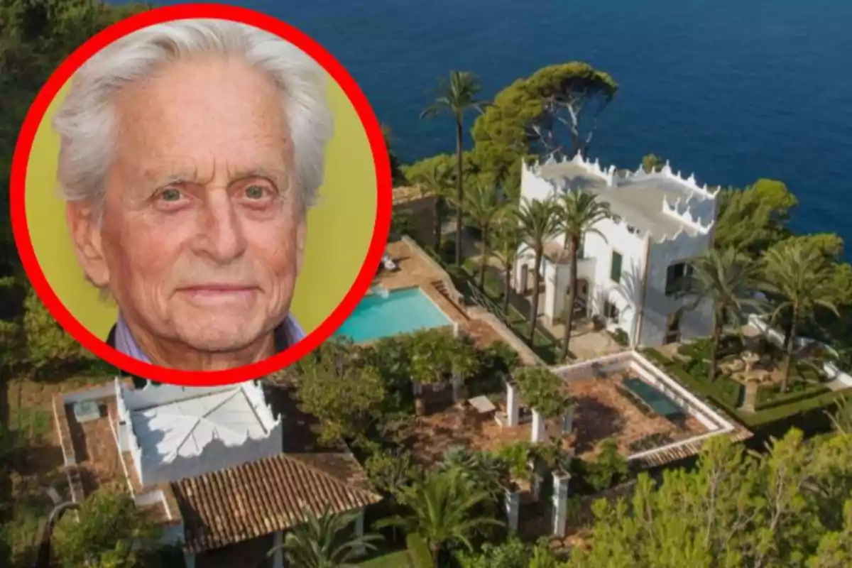 Michael Douglas aparece en un círculo rojo sobre la imagen de una lujosa casa blanca con piscina y palmeras junto al mar.