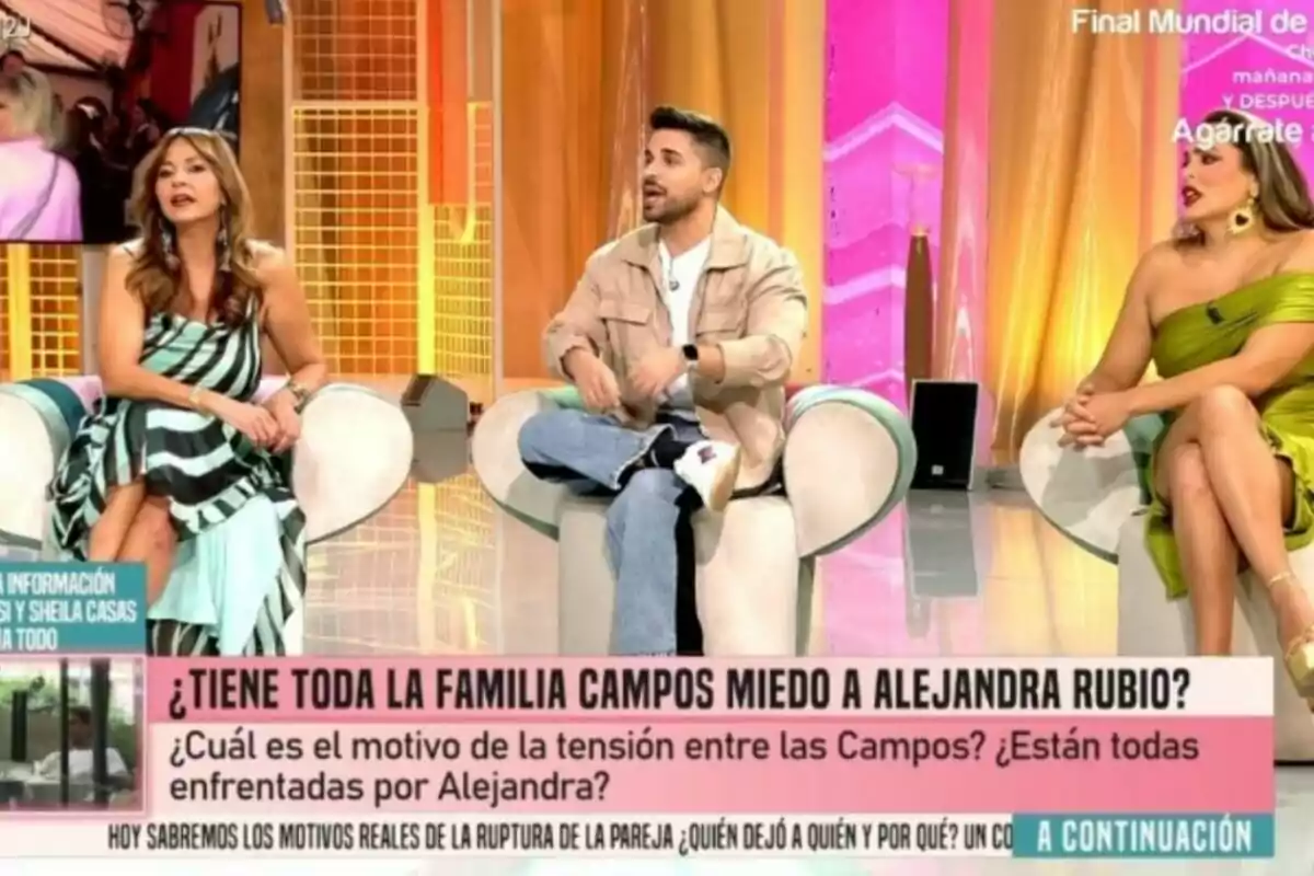 Mónika Vergara, Miguel Frigenti i Amor Romeira, asseguts, al plató de 'Fiesta' Mónika Vergara, Miguel Frigenti i Amor Romeira, asseguts, al plató de 'Fiesta'