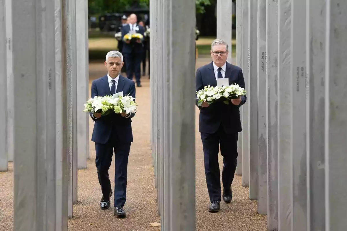 El primer ministre del Regne Unit, Keir Starmer (dreta), i l’alcalde de Londres, Sadiq Khan, dipositen una corona de flors al Memorial del 7/7, a Hyde Park, Londres, per commemorar l’aniversari dels atacs terroristes a Londres el 7 de juliol de 2005 que van matar 52 persones. El primer ministre del Regne Unit, Keir Starmer (dreta), i l’alcalde de Londres, Sadiq Khan, dipositen una corona de flors al Memorial del 7/7, a Hyde Park, Londres, per commemorar l’aniversari dels atacs terroristes a Londres el 7 de juliol de 2005 que van matar 52 persones.