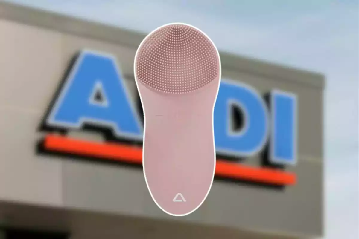 Cepillo facial eléctrico de silicona color rosa frente a una tienda Aldi desenfocada Cepillo facial eléctrico de silicona color rosa frente a una tienda Aldi desenfocada