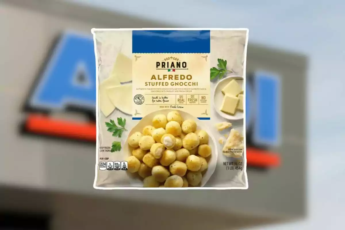 Bolsa de gnocchis rellenos de salsa Alfredo de la marca Priano frente a un fondo borroso de una tienda Bolsa de gnocchis rellenos de salsa Alfredo de la marca Priano frente a un fondo borroso de una tienda