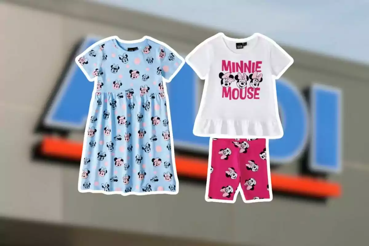 Dos conjuntos de ropa infantil con estampado de Minnie Mouse sobre un fondo desenfocado de una tienda