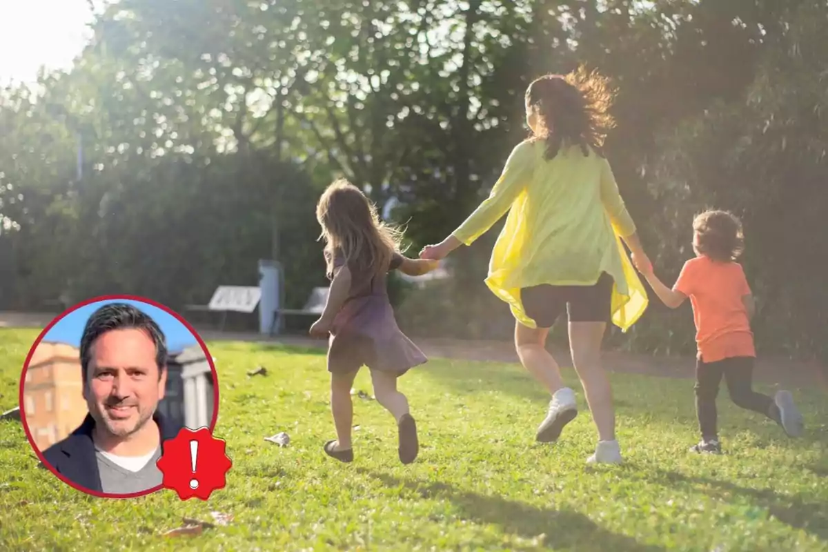 Una dona i dos nens corren agafats de la mà en un parc assolellat mentre a la cantonada inferior esquerra apareix un requadre amb el rostre d’Álvaro Bilbao i una icona d’advertència.
