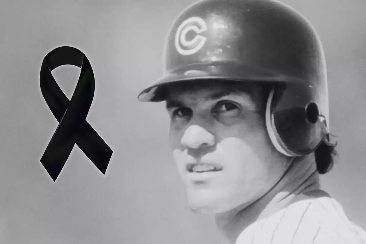 Fotografía en blanco y negro de Ryne Sandberg con casco de los Cubs y un moño negro de luto a la izquierda