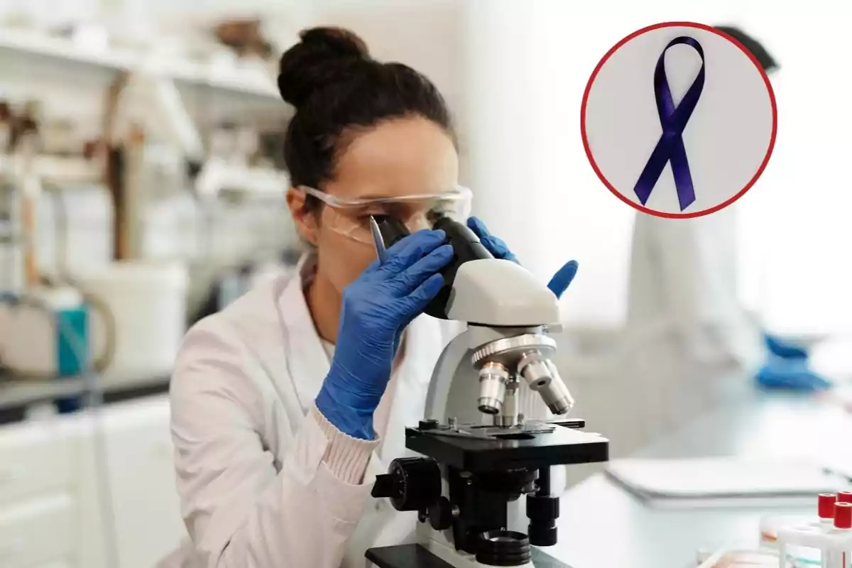 Investigadora observant a través d’un microscopi en un laboratori amb un llaç morat en un cercle a la cantonada superior dreta