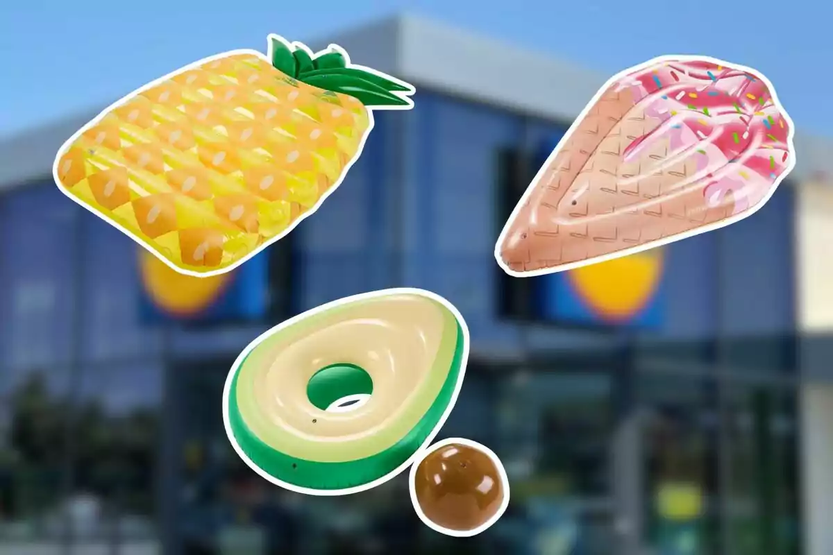 Flotadors inflables en forma de pinya, gelat i alvocat davant d’una botiga