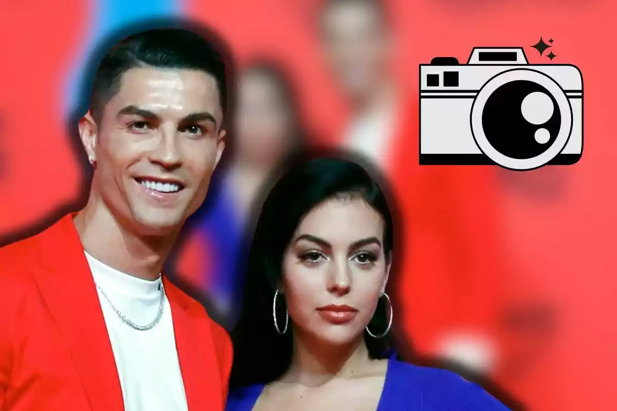 Cristiano Ronaldo i Georgina Rodríguez posant davant d’un fons vermell amb una icona de càmera a la cantonada superior dreta