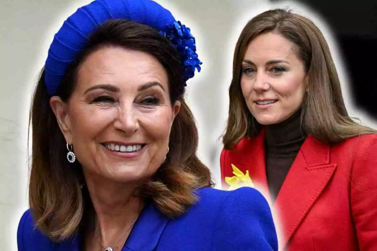 Posen somrients Carole Middleton amb un conjunt blau amb tocador i Kate un abric vermell amb jersei marró i una flor groga a la solapa.