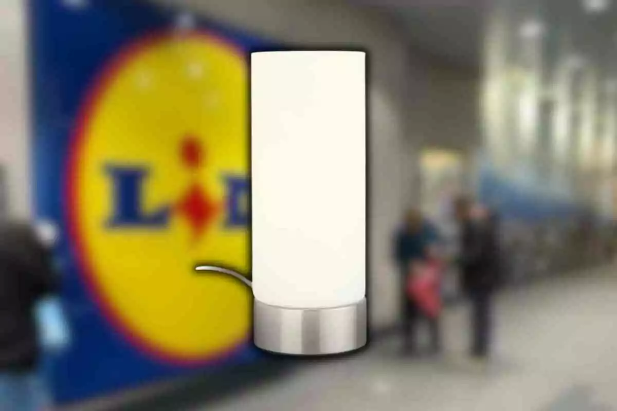 Lámpara de mesa cilíndrica con base metálica frente a una tienda de Lidl desenfocada