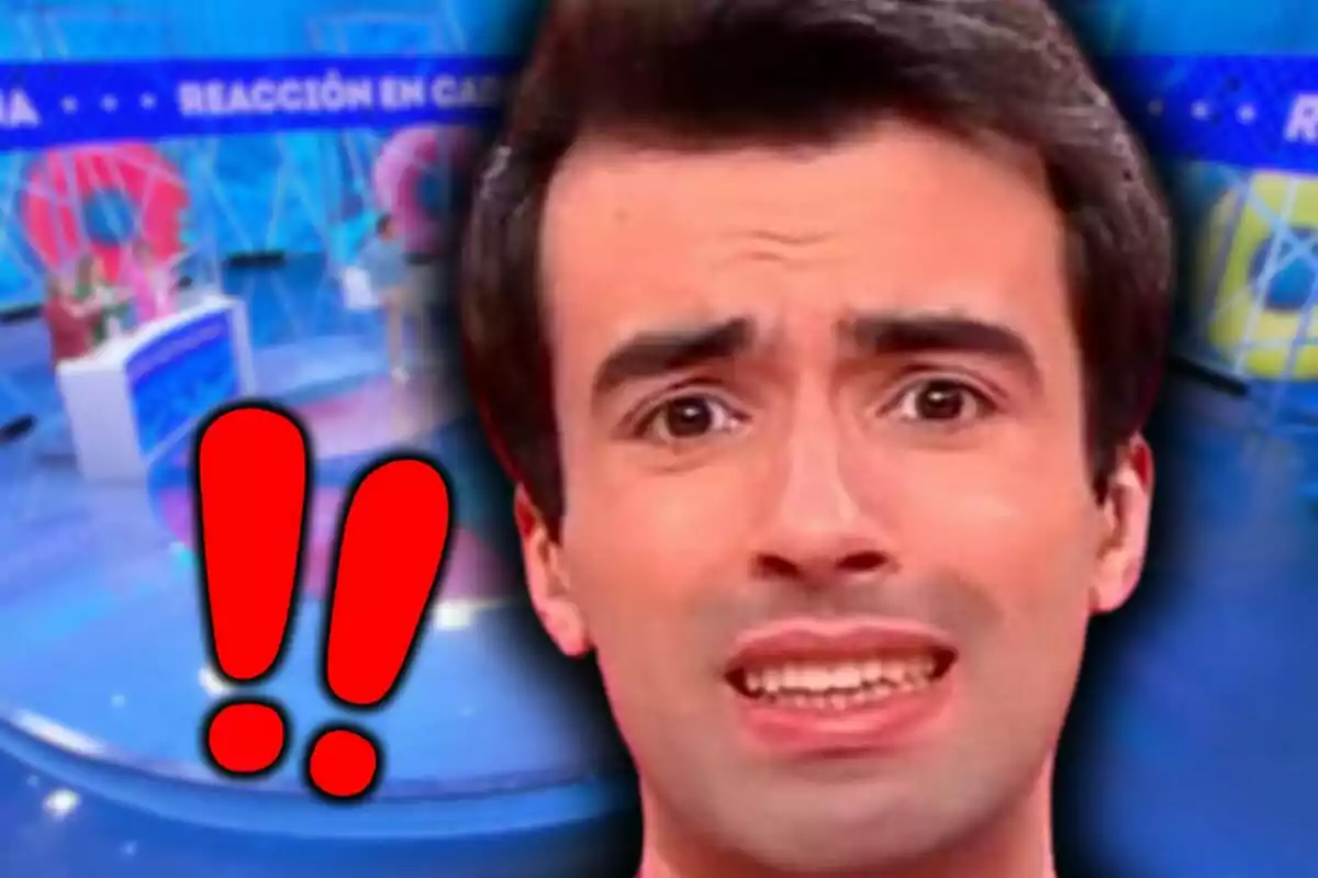 Primer pla de Bruno Vila amb expressió de sorpresa o preocupació en un plató de televisió amb signes d’exclamació vermells al costat de la seva cara.