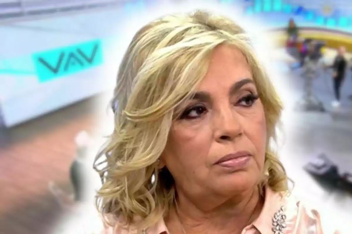 Primer pla de Carmen Borrego amb expressió seriosa en un estudi de televisió desenfocat al fons.