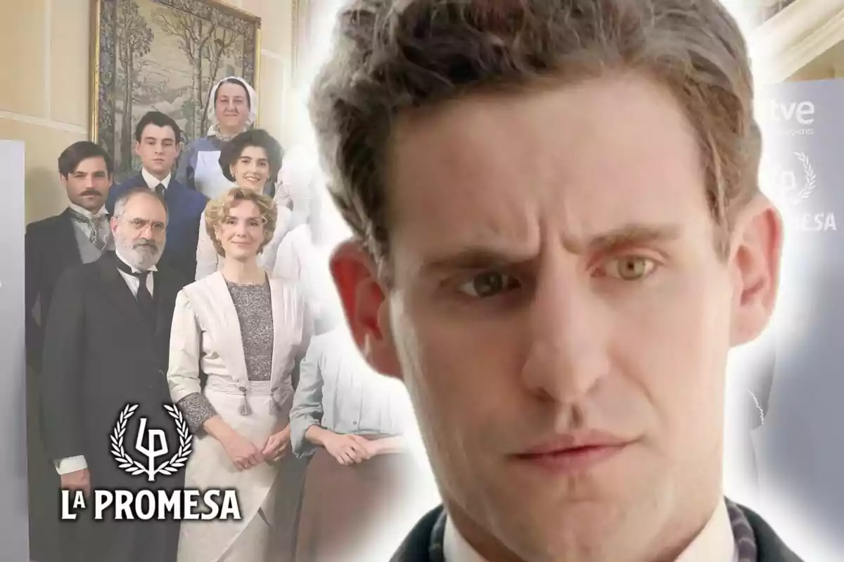 Enrique Fortún apareix en primer pla amb expressió seriosa mentre al fons s’observa un grup de persones elegantment vestides al costat del logotip de la sèrie 'La Promesa'.