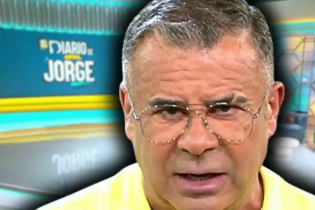 Primer pla de Jorge Javier Vázquez amb ulleres i expressió seriosa en un plató de televisió amb el rètol 'El diari de Jorge' al fons.