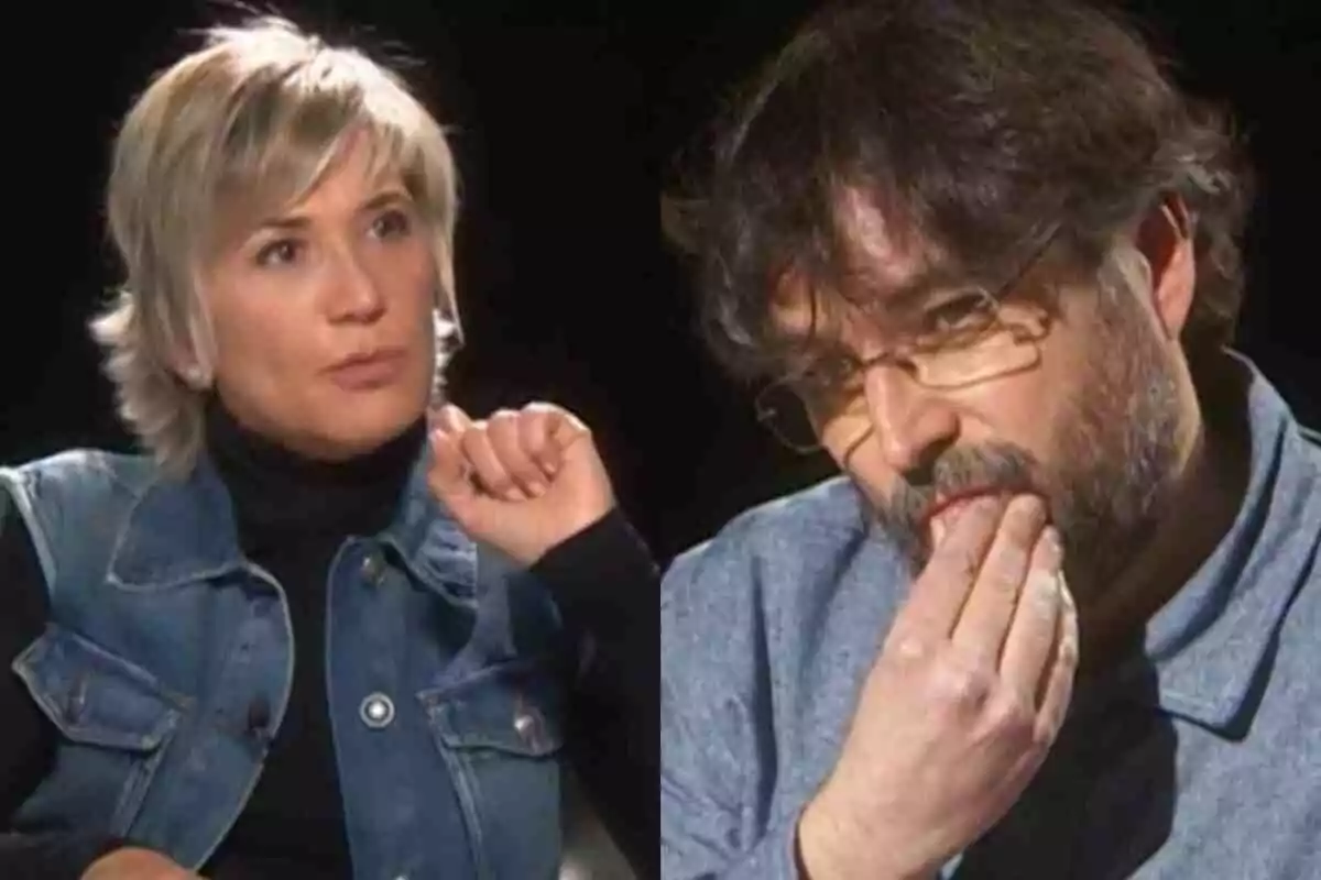 Julia Otero i Jordi Évole asseguts cara a cara en un ambient d’entrevista, Julia de cabell curt i ros amb jaqueta texana i Jordi amb barba i ulleres tocant-se la boca, tots dos amb expressions serioses. Julia Otero i Jordi Évole asseguts cara a cara en un ambient d’entrevista, Julia de cabell curt i ros amb jaqueta texana i Jordi amb barba i ulleres tocant-se la boca, tots dos amb expressions serioses.