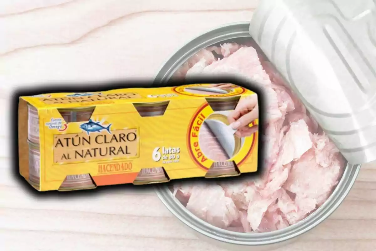 Paquet de sis llaunes de tonyina clara al natural de la marca Hacendado al costat d’una llauna oberta que mostra la tonyina a l’interior. Paquet de sis llaunes de tonyina clara al natural de la marca Hacendado al costat d’una llauna oberta que mostra la tonyina a l’interior.