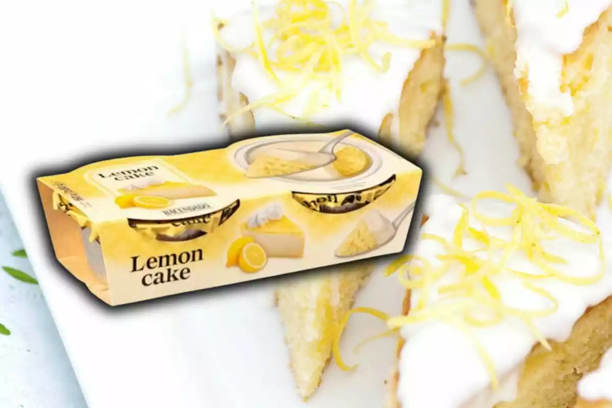 Envase de pastel de limón de Mercadona sobre fondo de rebanadas de pastel cubiertas con glaseado blanco y ralladura de limón.