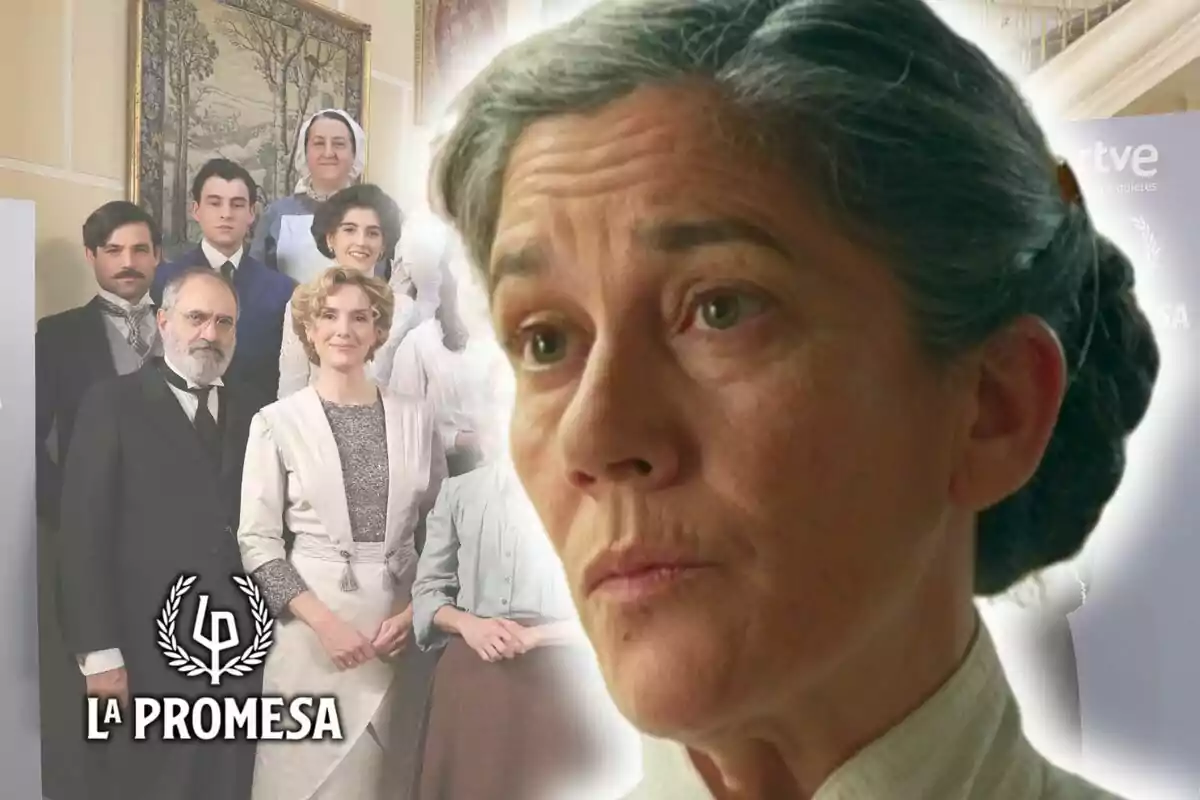 L'actriu Marga Martínez, amb els cabells canosos, apareix en primer pla amb una expressió seriosa mentre al fons es veu un grup de persones elegantment vestides al costat del logotip de la sèrie 'La Promesa'.
