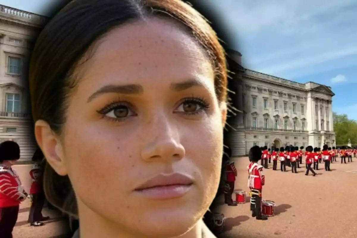 Close-up of Meghan Markle’s face with a serious expression, and in the background Buckingham Palace with British guards lined up.