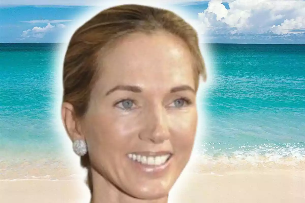 Face of a smiling woman, who is Miranda Rijnsburger, with a background of beach and turquoise sea.