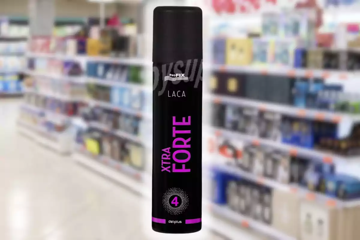 Bote de laca para el cabello de fijación extra fuerte en un pasillo de supermercado Bote de laca para el cabello de fijación extra fuerte en un pasillo de supermercado