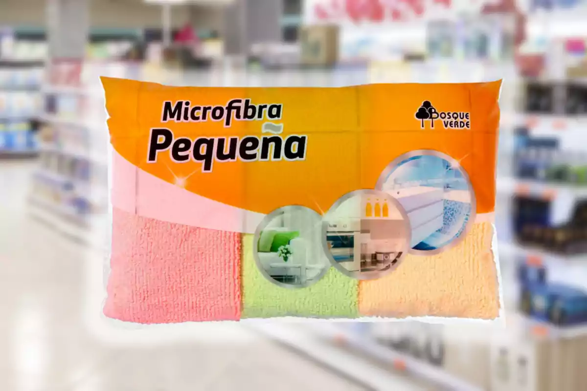 Paquete de paños de microfibra pequeña de colores rosa, verde y naranja de la marca Bosque Verde en un supermercado Paquete de paños de microfibra pequeña de colores rosa, verde y naranja de la marca Bosque Verde en un supermercado