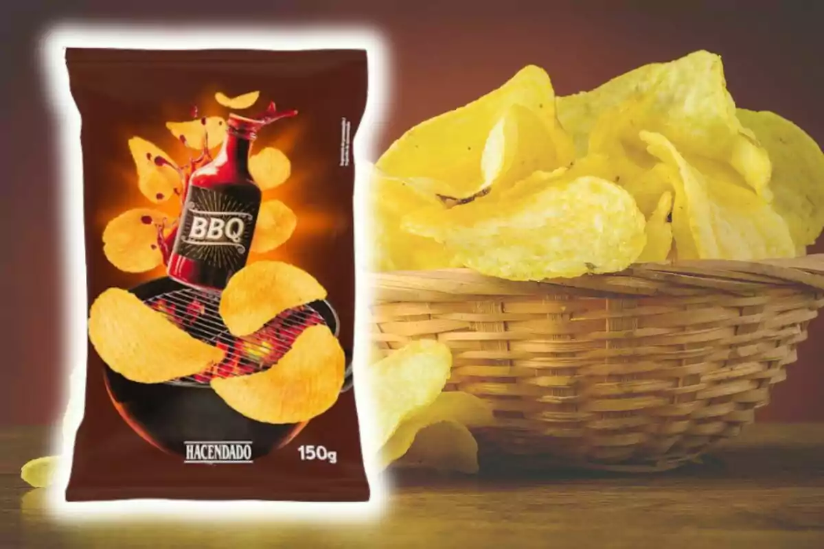 Bossa de patates fregides sabor barbacoa de Mercadona al costat d’una cistella de patates fregides, que apareix al fons. Bossa de patates fregides sabor barbacoa de Mercadona al costat d’una cistella de patates fregides, que apareix al fons.