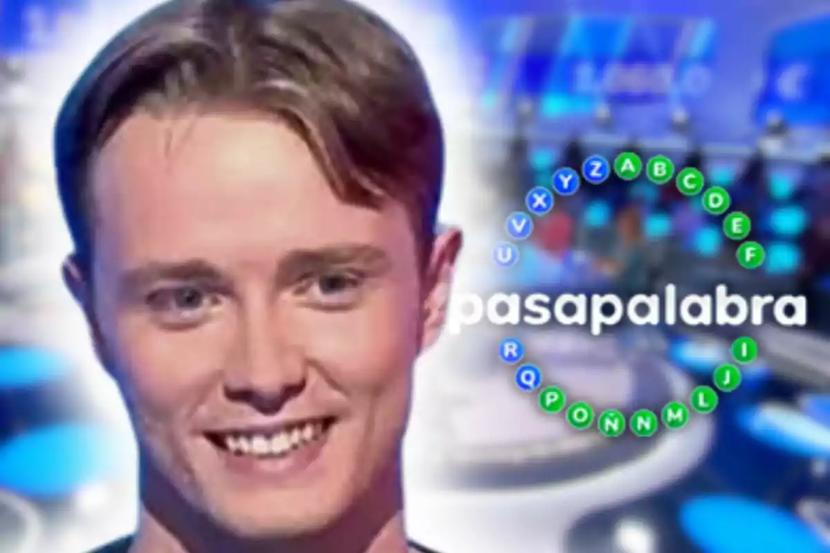 Manu Pascual somrient apareix en primer pla amb el logotip de 'Pasapalabra' i el rosco de lletres al fons en un estudi de televisió.