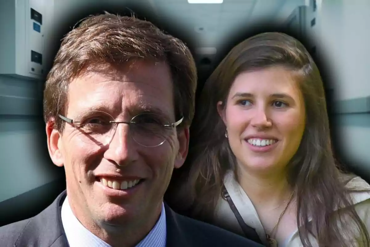 Dues persones somrients en primer pla, que són José Luis Martínez-Almeida i Teresa Urquijo, amb un fons de passadís desenfocat d’un hospital.