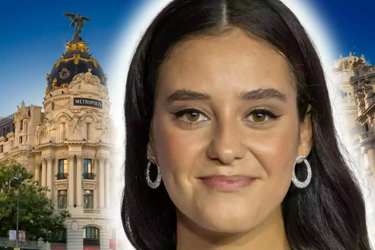 Montaje de fotos de Victoria Federica sonriente en primer plano frente al edificio Metrópolis en Madrid.